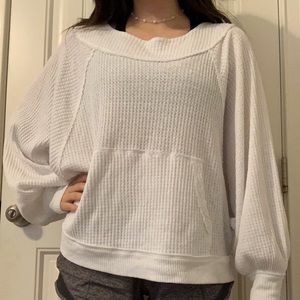 Free People White Sweater. 🤍
The cutest white Free People Sweater!